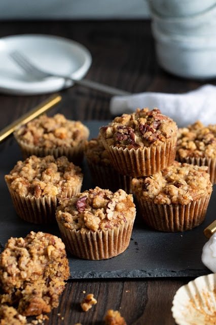 Vegan Cinnamon Banana Crumble Muffins