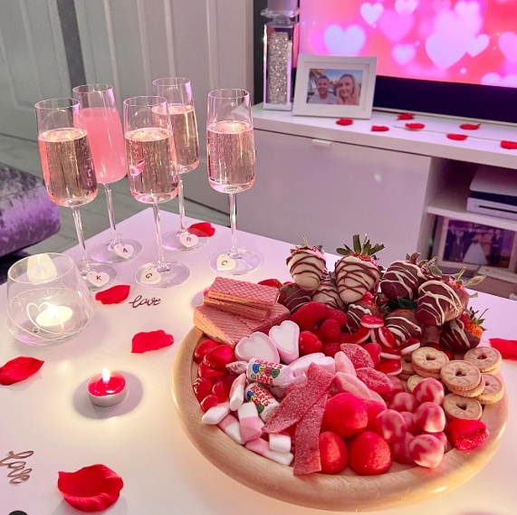 Galentine's Day decor ideas
Valentine’s Day party inspiration
Romantic table settings
Balloon garlands for parties
Pink and red party themes
Heart-themed party decor
Galentine’s photo backdrops
Creative Valentine’s desserts
DIY Galentine’s Day ideas