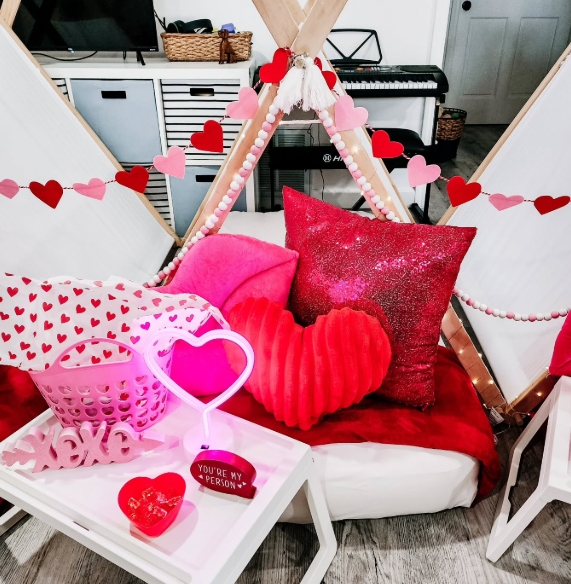 Galentine's Day decor ideas
Valentine’s Day party inspiration
Romantic table settings
Balloon garlands for parties
Pink and red party themes
Heart-themed party decor
Galentine’s photo backdrops
Creative Valentine’s desserts
DIY Galentine’s Day ideas