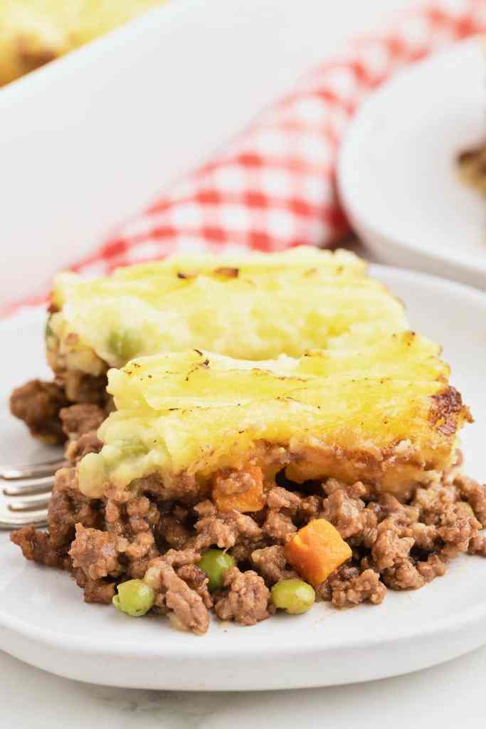 Easy shepherd’s pie with ground beef, vegetables, and creamy mashed potato topping