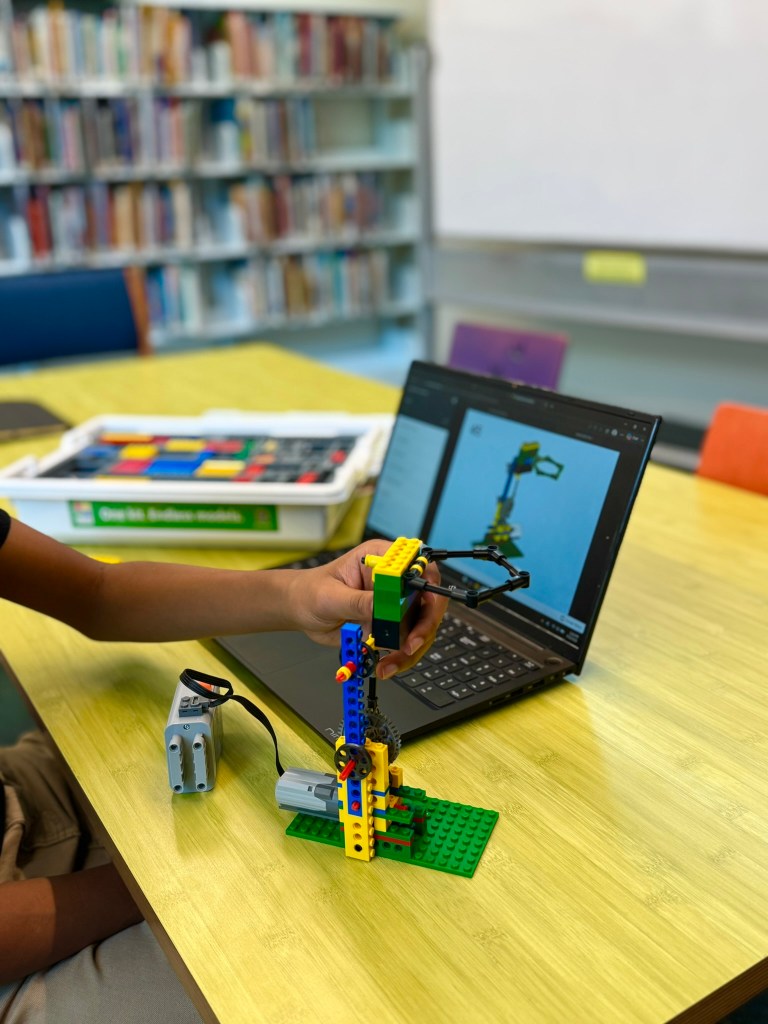 iBrick digital lesson showing how to assemble a gear and axle