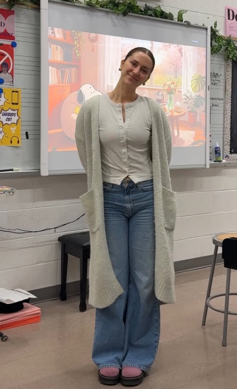 casual teacher outfit with long cardigan and jeans