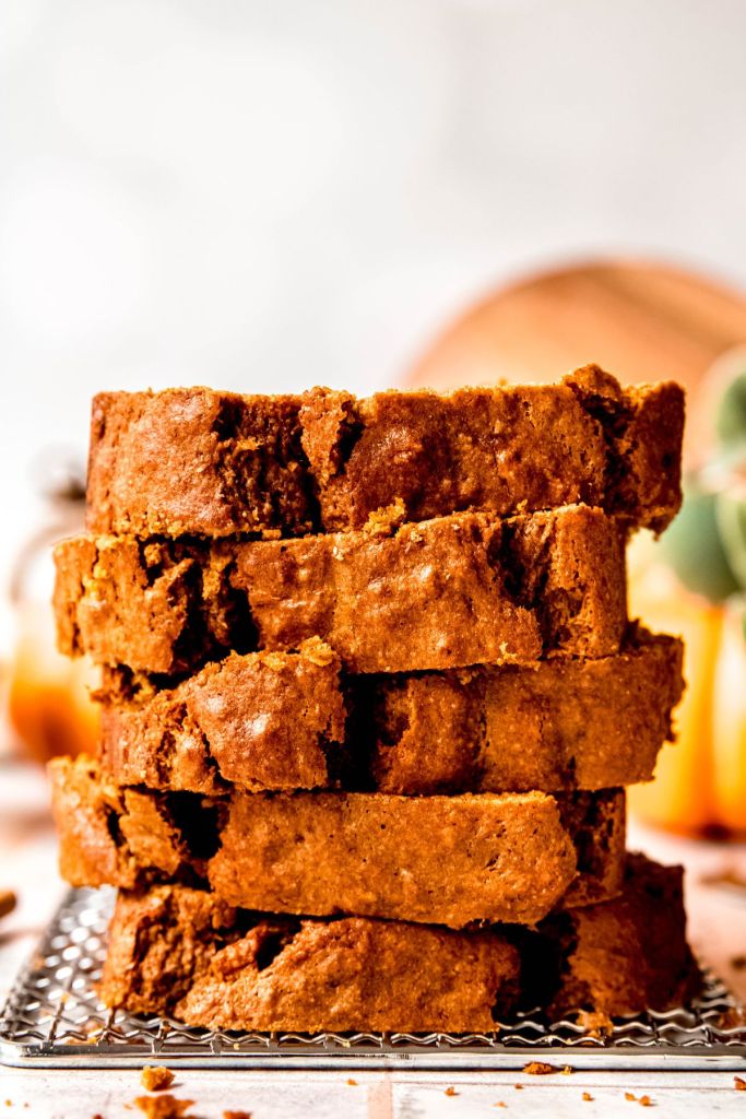 Homemade pumpkin bread loaf with warm spices – simple pumpkin dessert recipe.