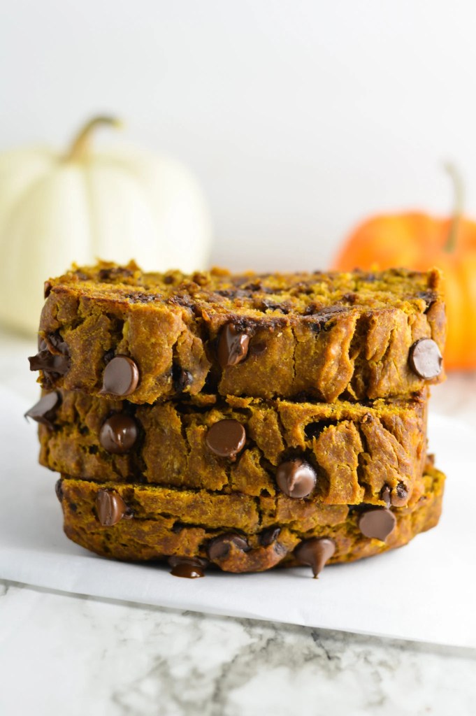 Homemade pumpkin bread loaf with warm spices – simple pumpkin dessert recipe.